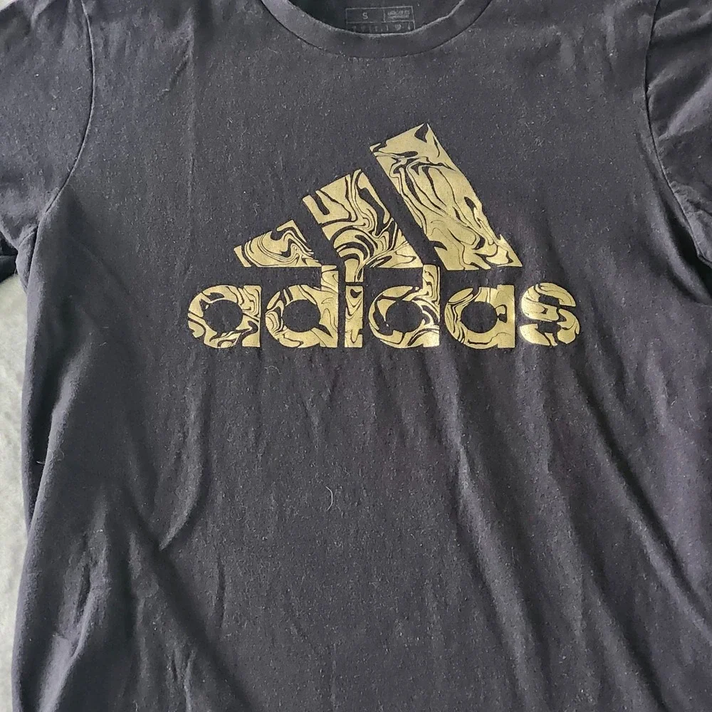 Men's Adidas T Shirt Size‎ Small Gold logo Spellout Paint Swirl